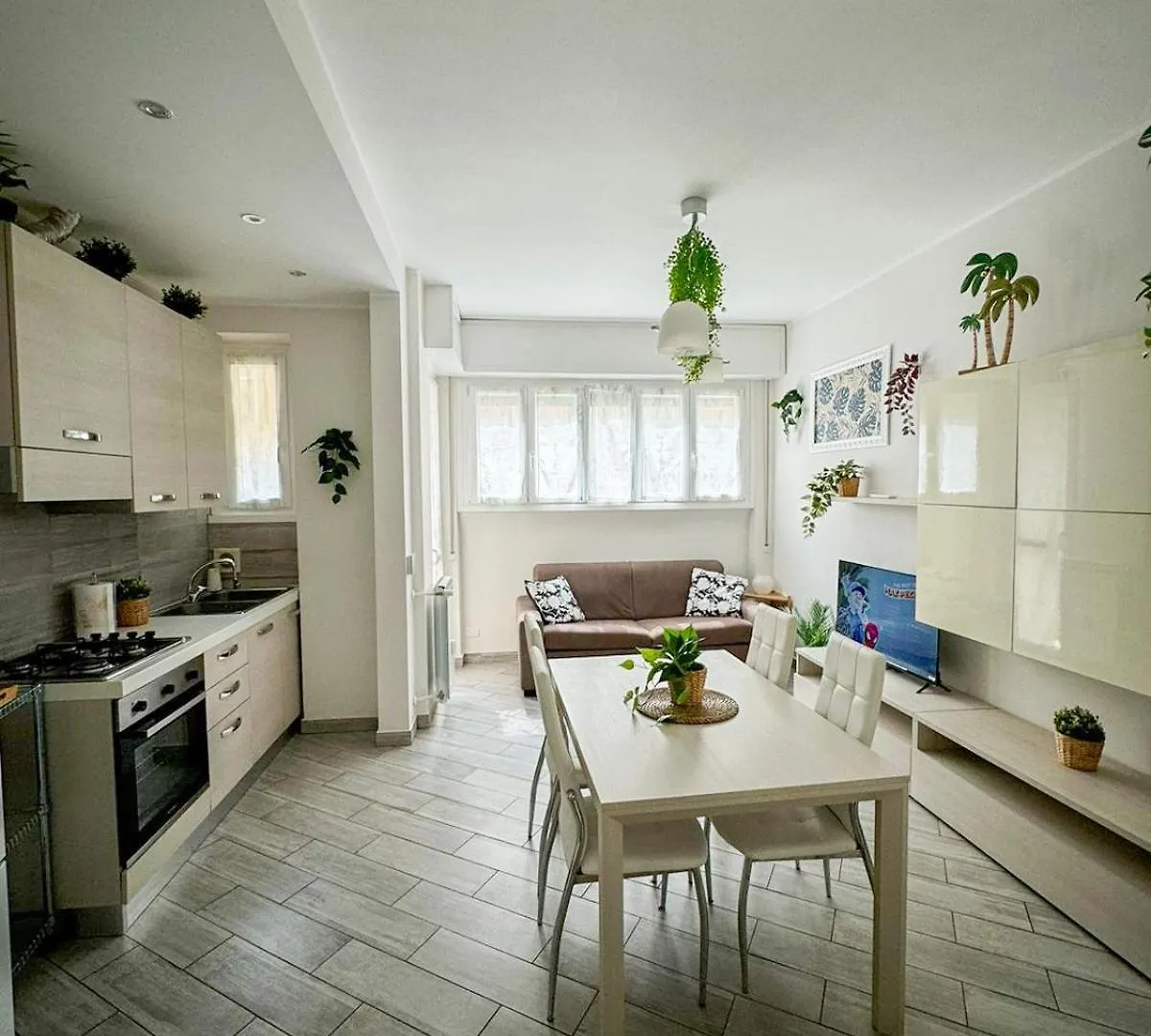 Home In Town - Fiera Milano City Near San Siro Stadium 0*,  Italia