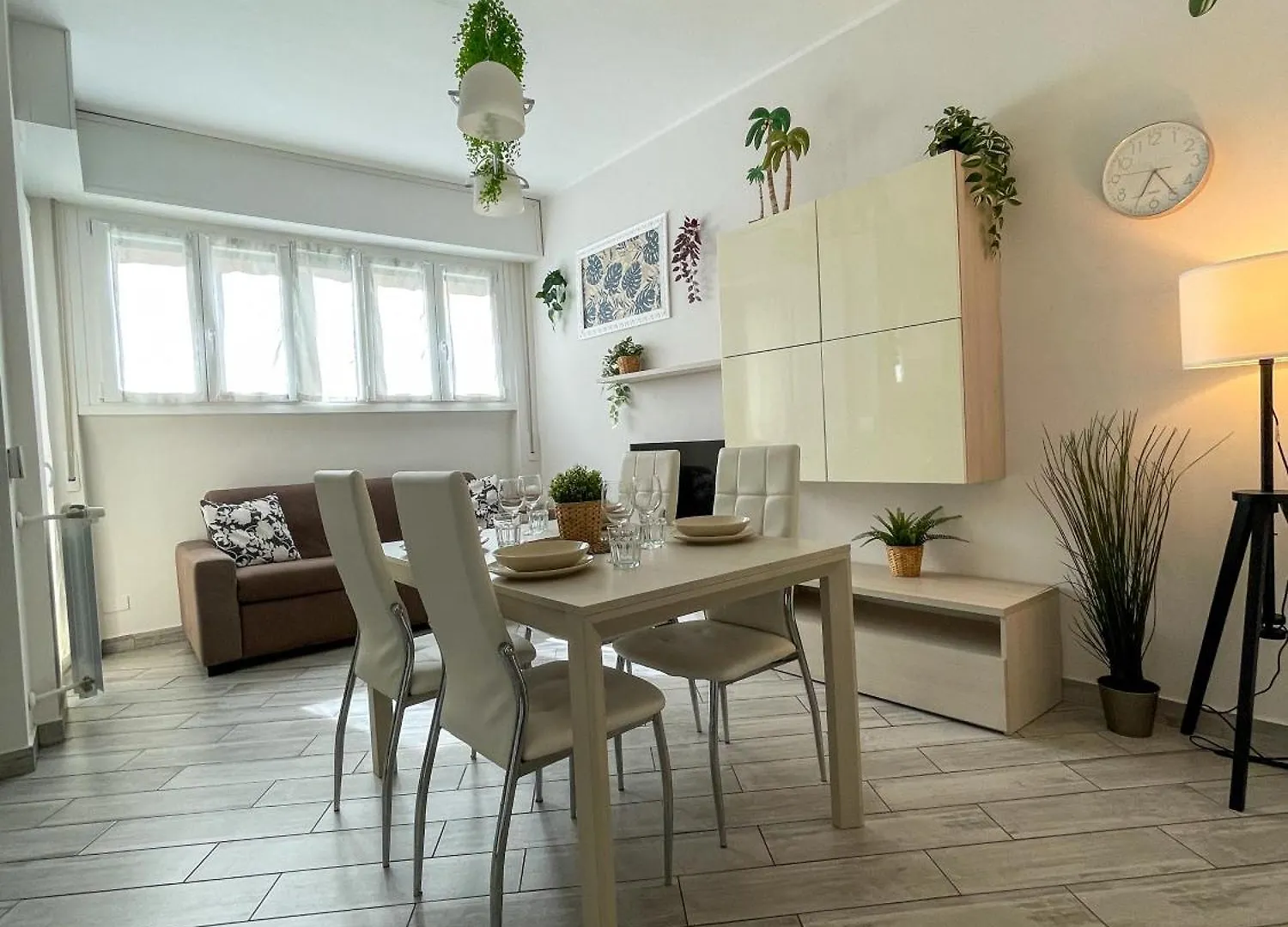 Home In Town - Fiera Milano City Near San Siro Stadium 0*,  Italia